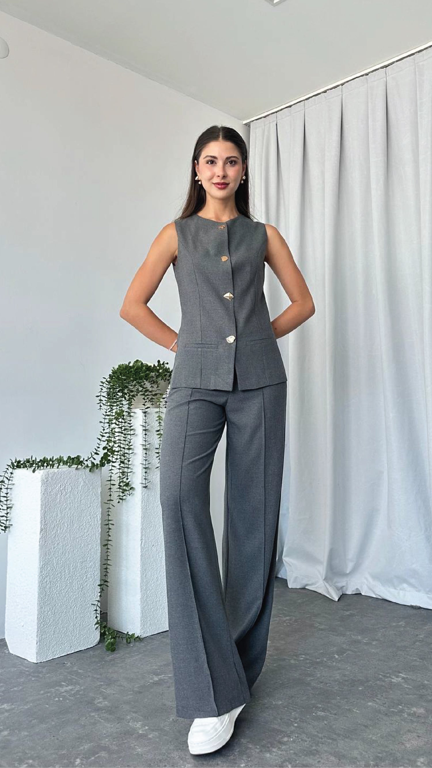 Leona Vest – Tailored Elegance