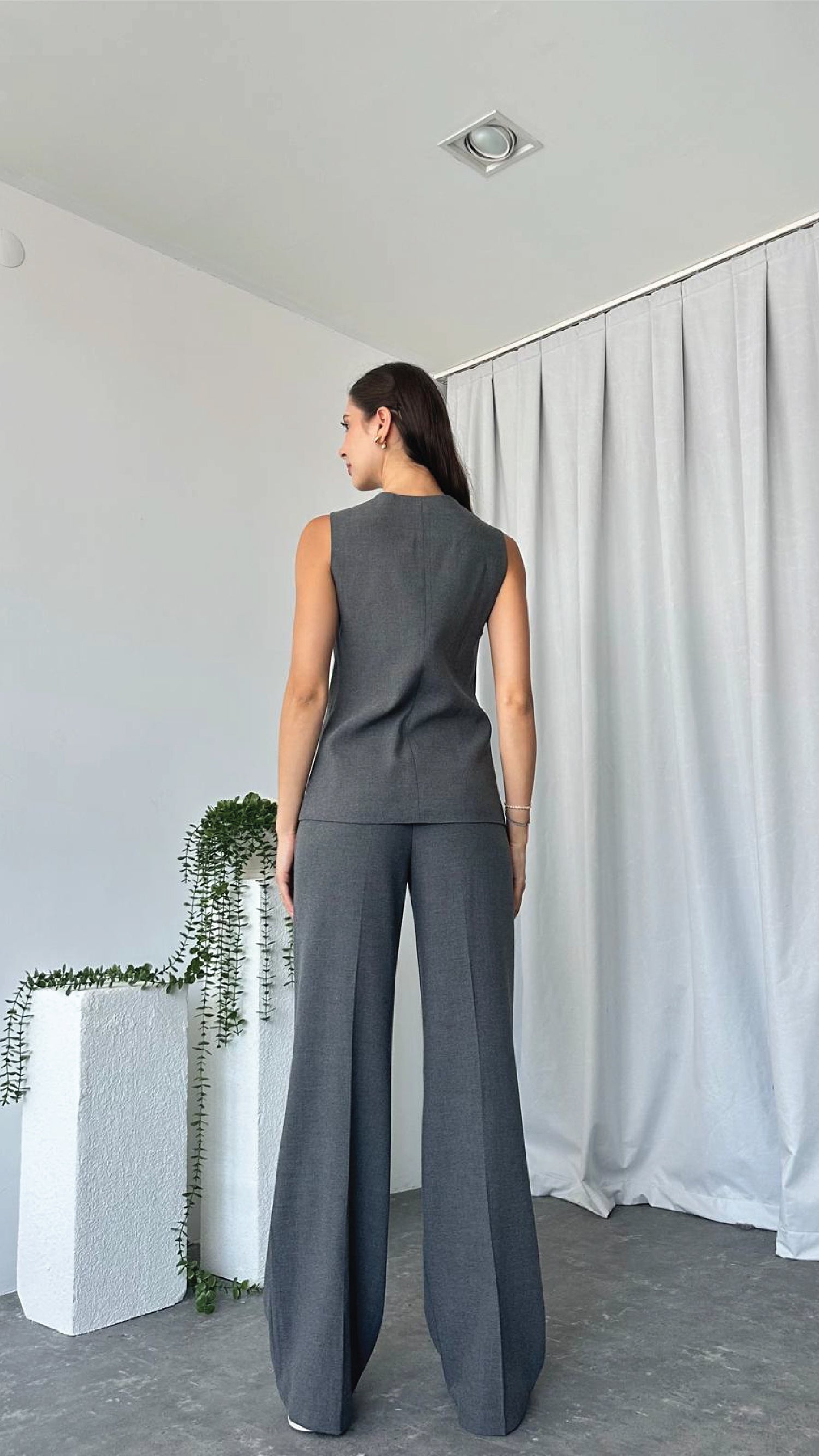Leona Vest – Tailored Elegance
