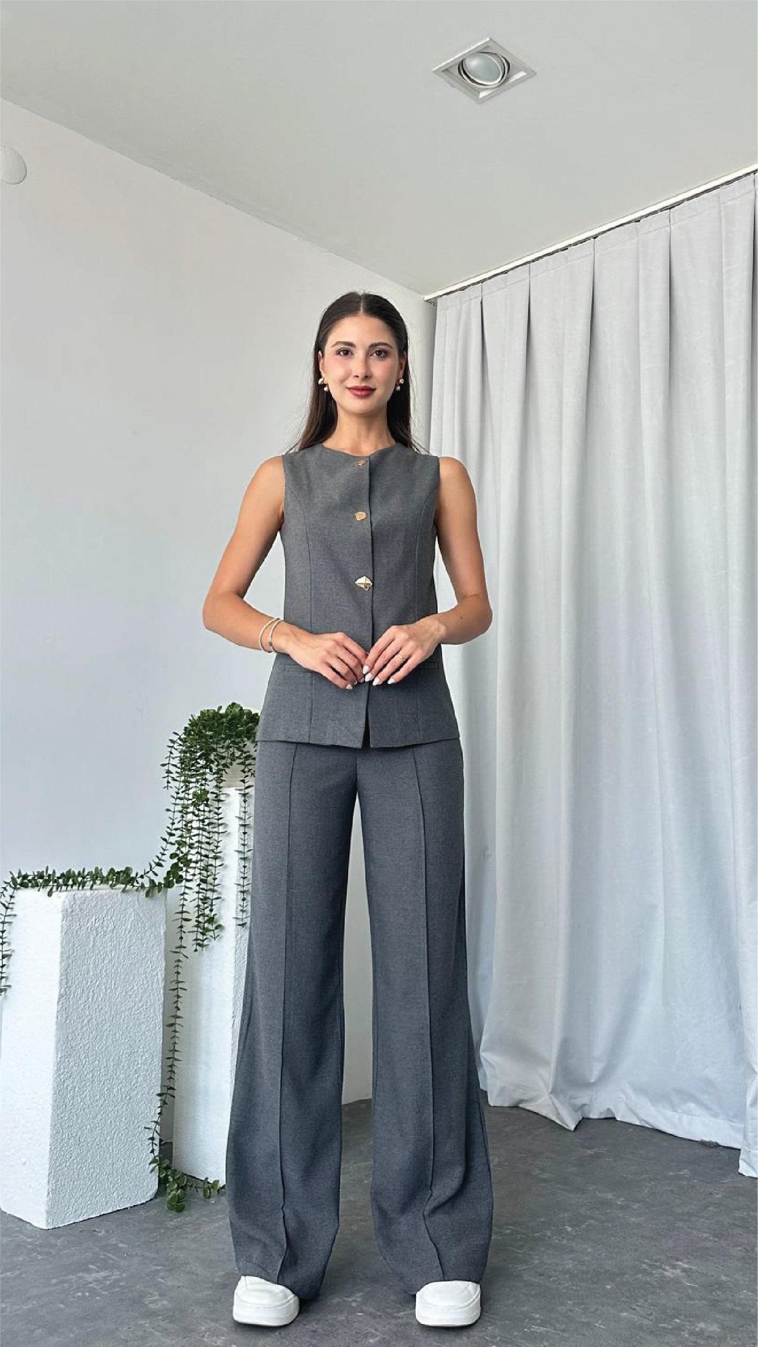 Leona Vest – Tailored Elegance