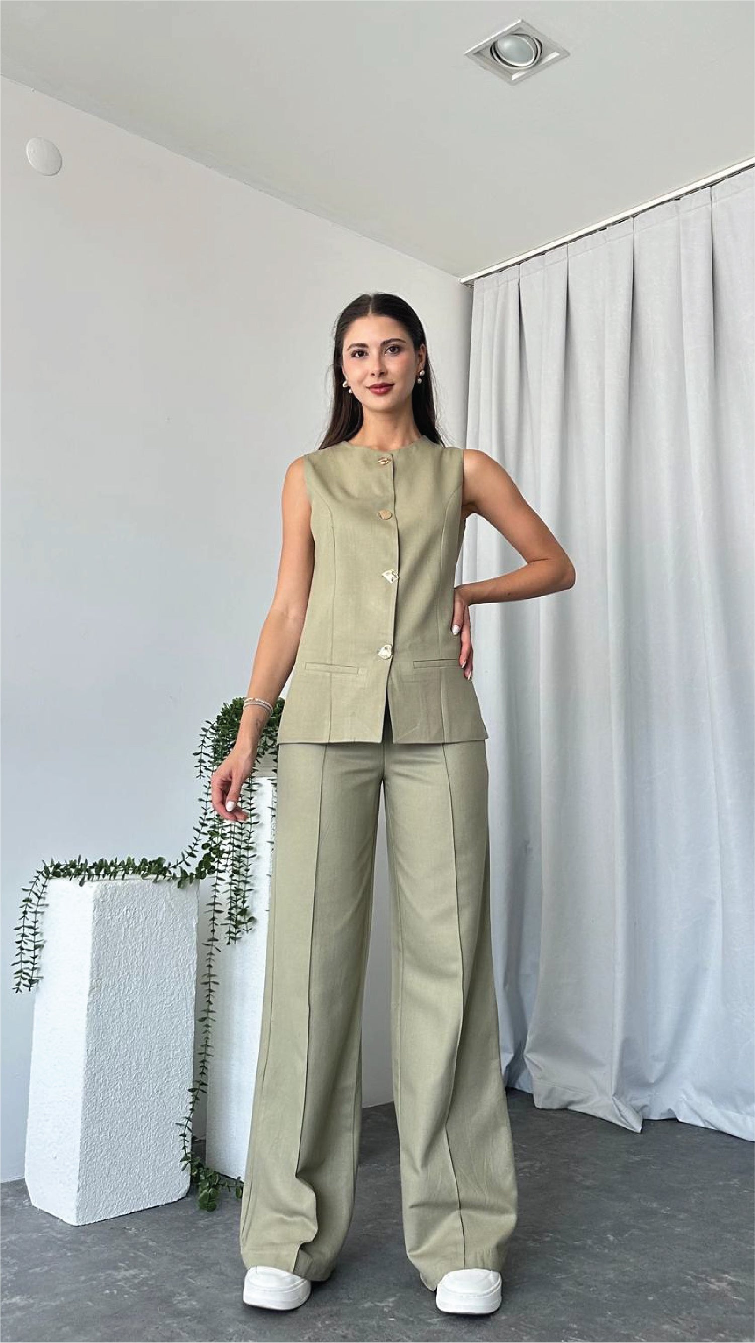 Leona Vest – Tailored Elegance