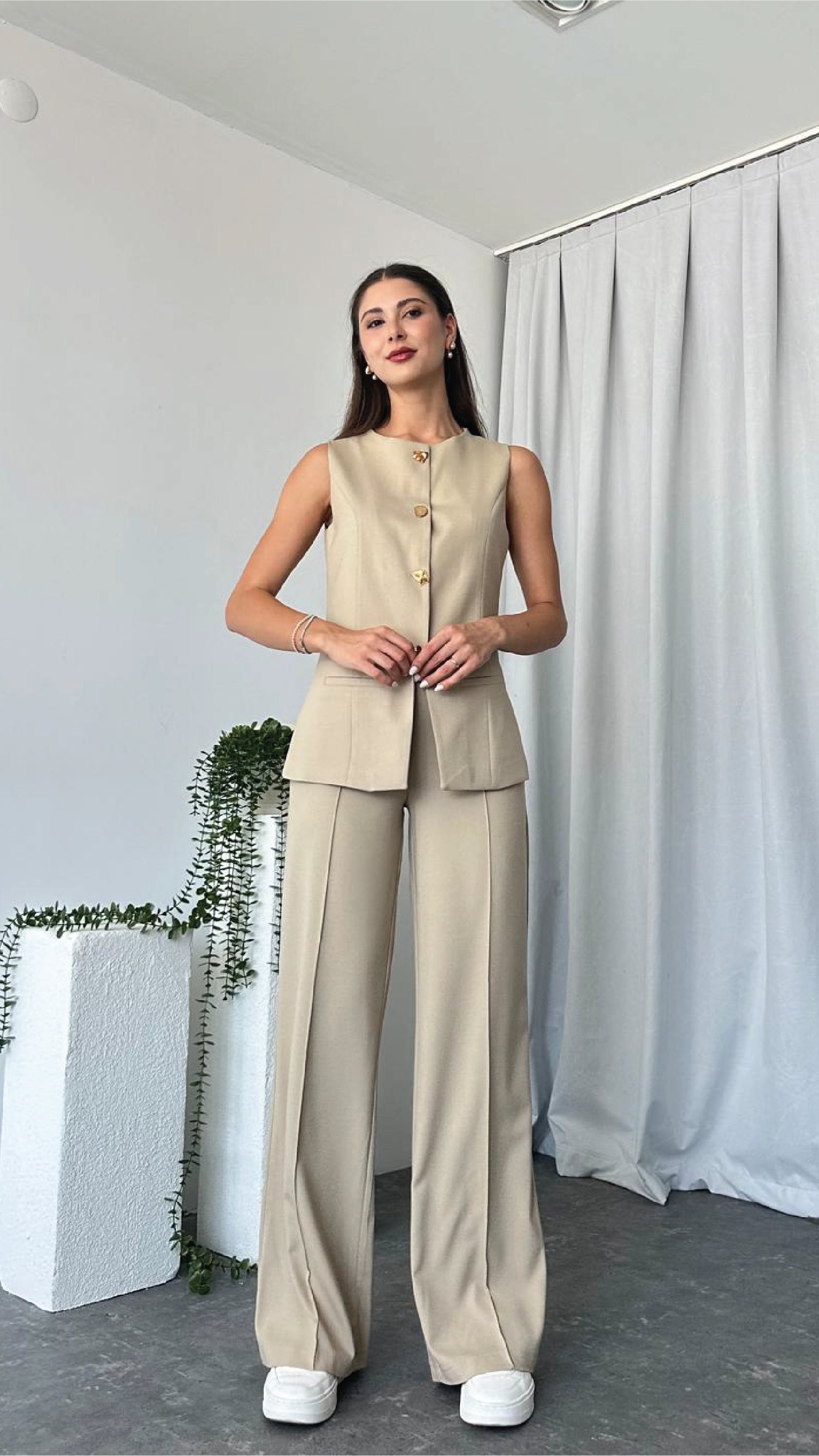 Leona Vest – Tailored Elegance