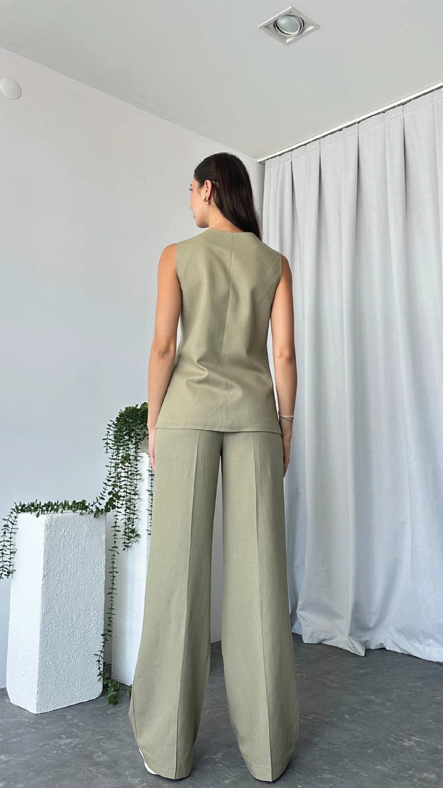 Leona Vest – Tailored Elegance