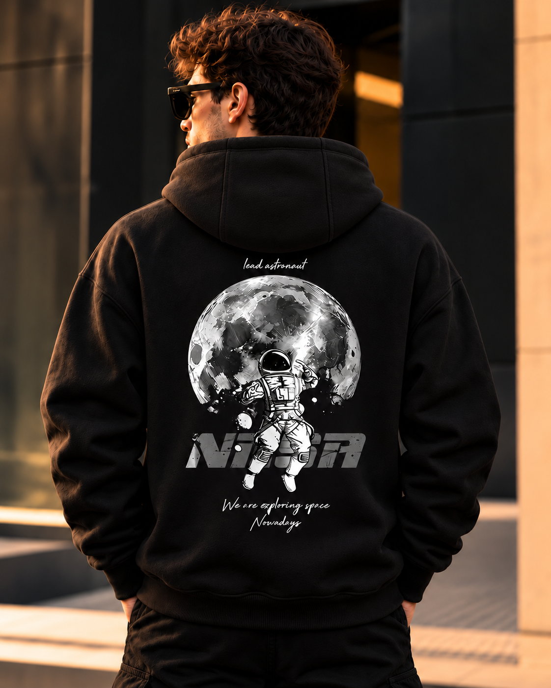 هودي قطن 100% بريميوم بطبعة Lunar Astronaut خلفية