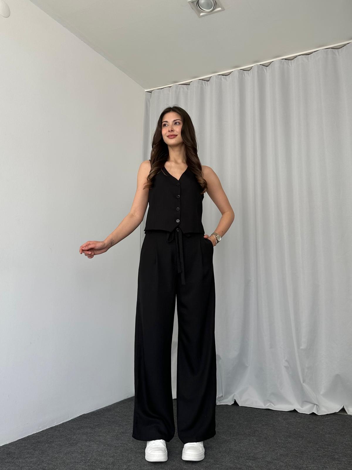 Mira Vest – Minimal Statement