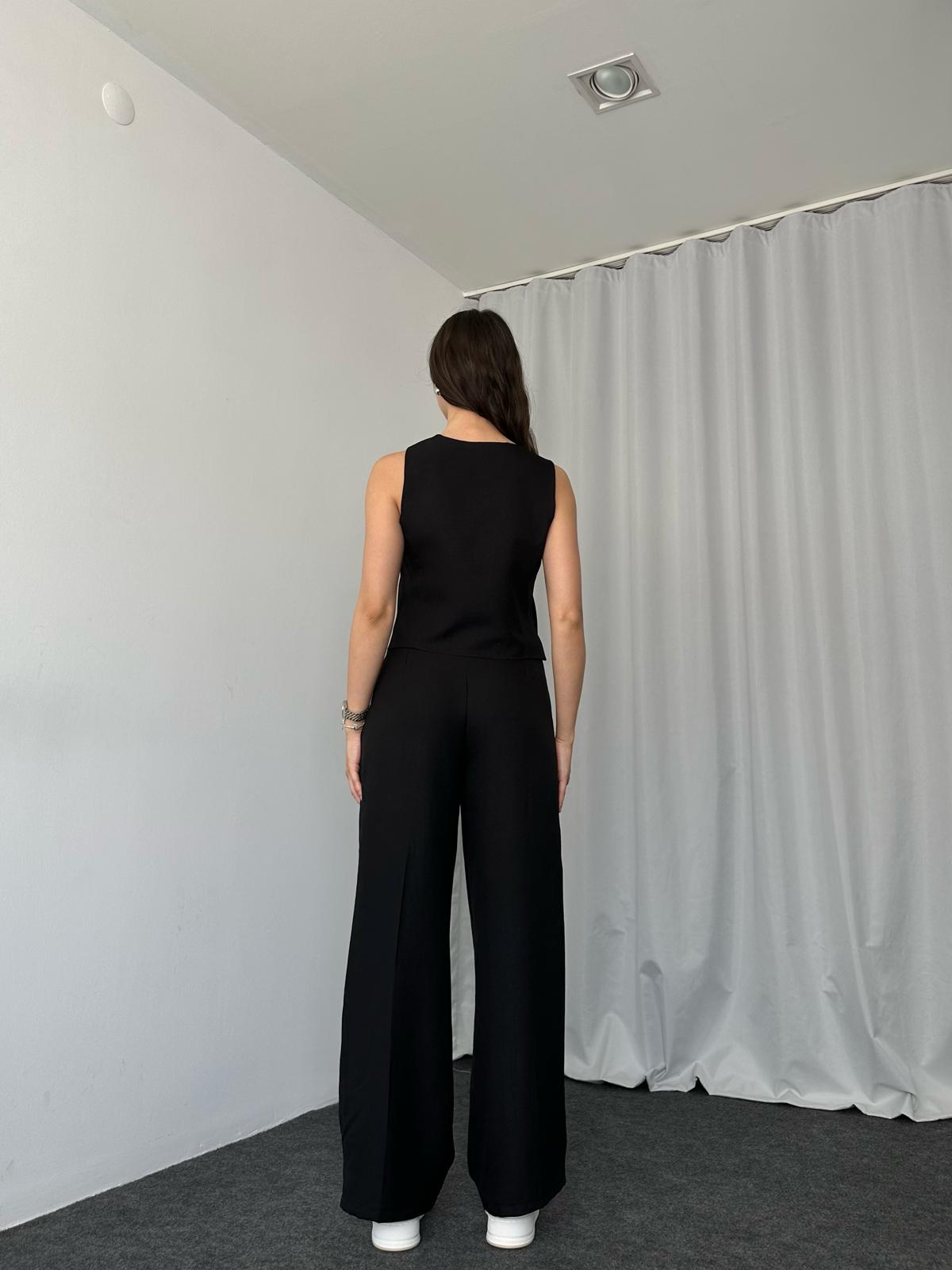 Mira Vest – Minimal Statement